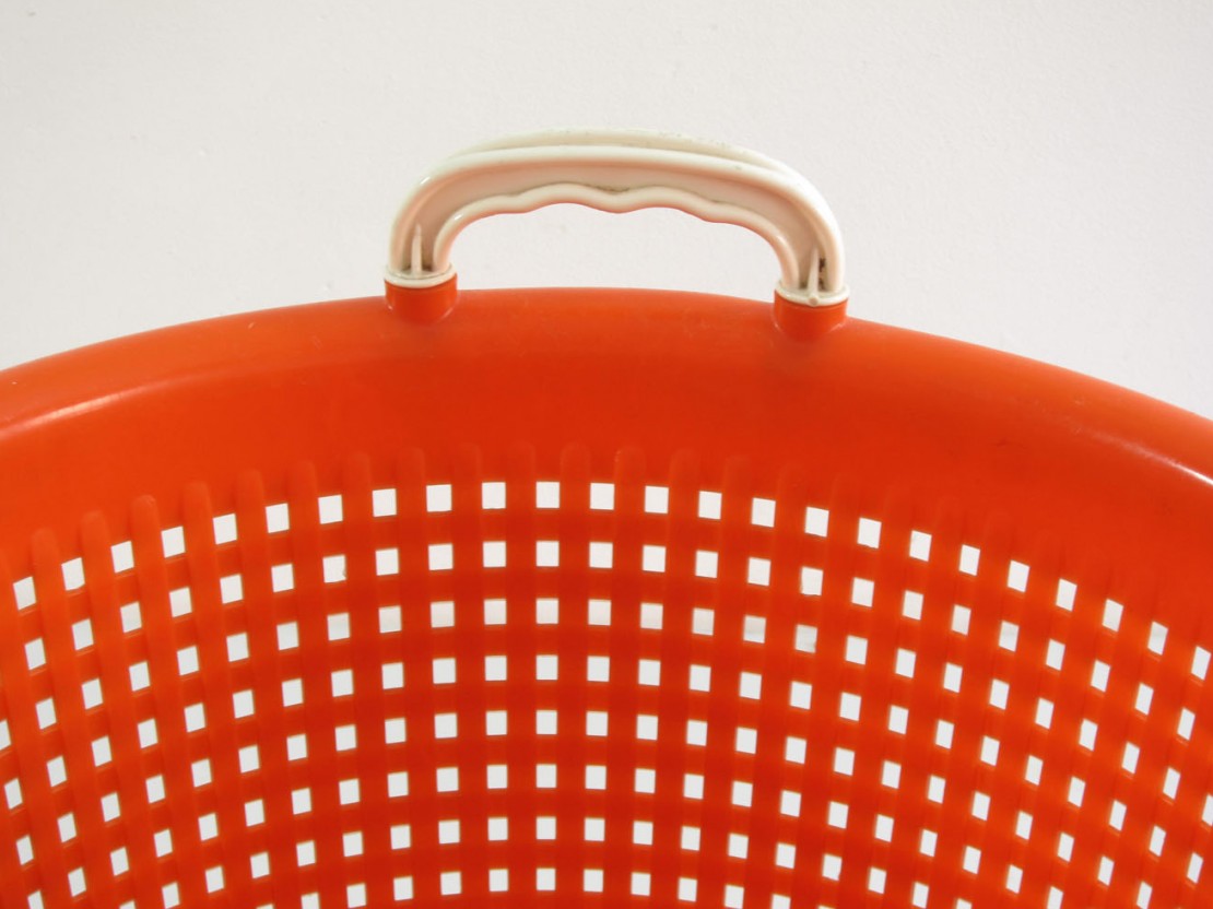 Orange plastic laundry basket sixties vintage BDF