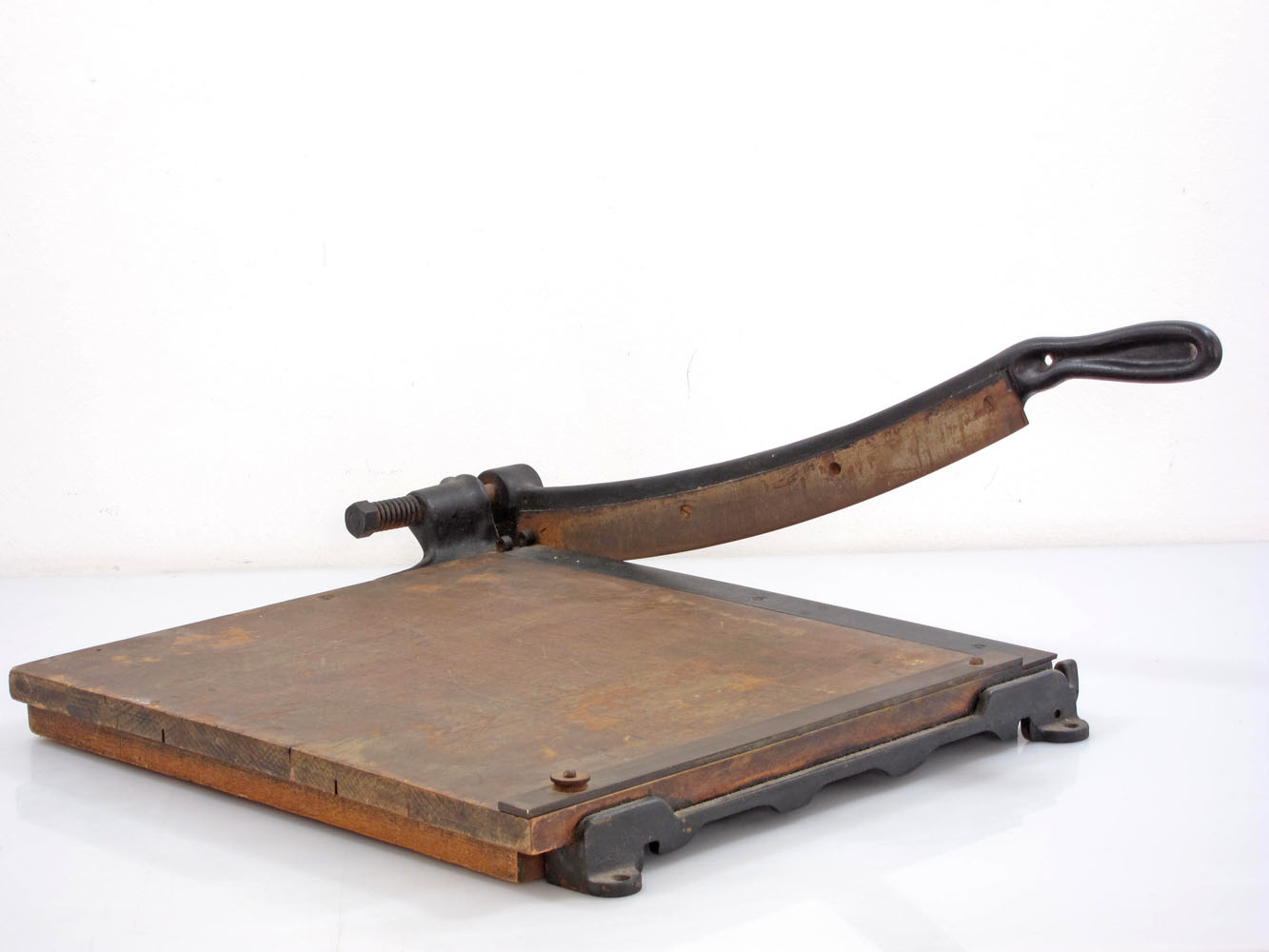 https://bomdesignfurniture.com/wp-content/uploads/2016/10/Antique-vintage-cast-iron-paper-cutter.jpg