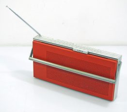 Bang & Olufssen Beolit 600 Radio - Jacob Jensen design. Bang & Olufssen Beolit 600 FM/MW/LW radio. Design from 1971. Trebble-Bass control & aerial. Made from plastic and brushed aluminium. In working condition. Has signs of use. Jacob Jensen (29 April 1926 – 15 May 2015) was a Danish industrial designer best known for his work with Bang & Olufsen. Jensen designed numerous popular high-end consumer products, developing a functional minimalism style that formed a prominent part of the Danish modern movement. Dimensions: 35 x 17 x 5,5 cm.