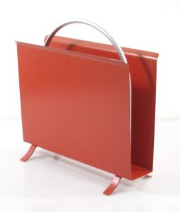 Designed by W.H. Gispen in 1932. Gispen 1022 metal magazine & newspaper rack. Has some signs of use. Dimensions: height 38,5 cm, length 38,5 cm, width 16 cm.