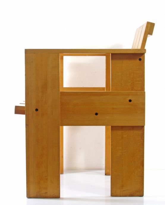 Gerrit Rietveld - Cassina crate chair; Friso Kramer, Alvar Aalto, Jean Prouve, Charlotte, Perriand, Le Corbusier, Ahrend, Plywood, Mategot